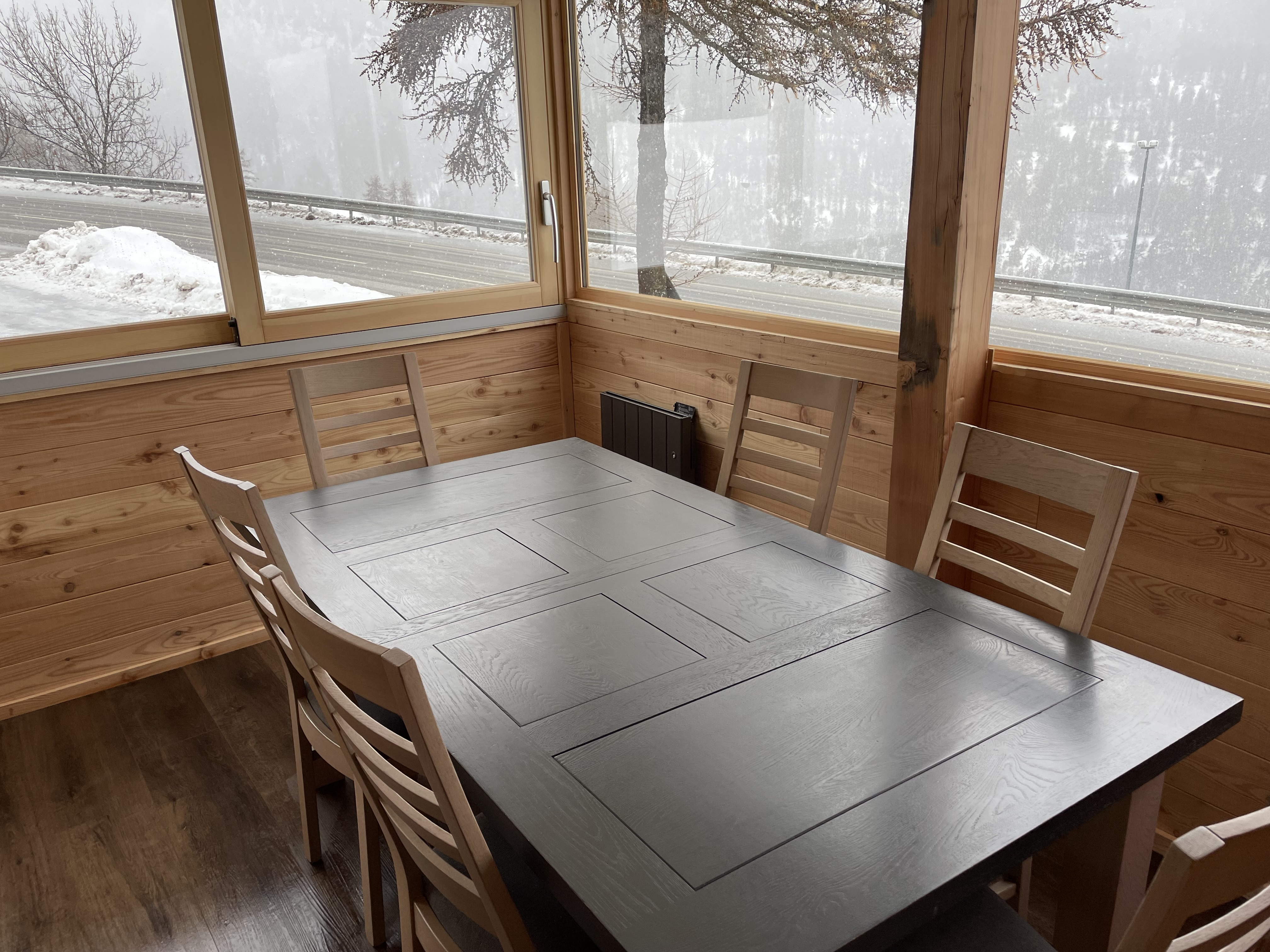 salle à manger : les orres chalet Chardon Bleu