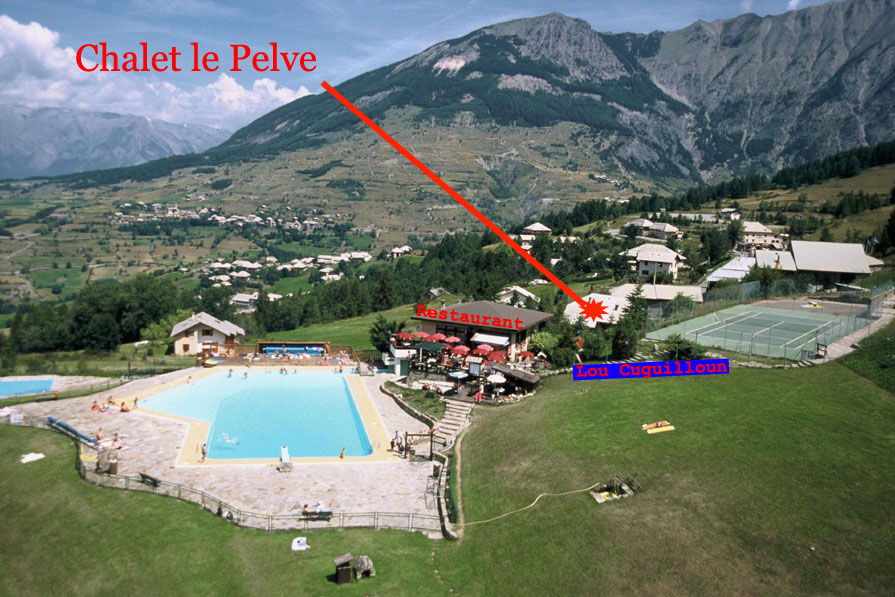 Le Chalet en location à côté de la piscine